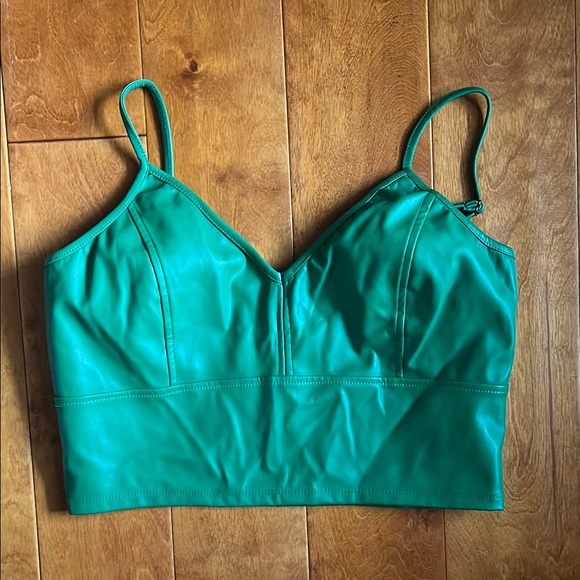 eesome Tops - ee:some Emerald Green Crop Top with adjustable straps and v-neck front - Size L
